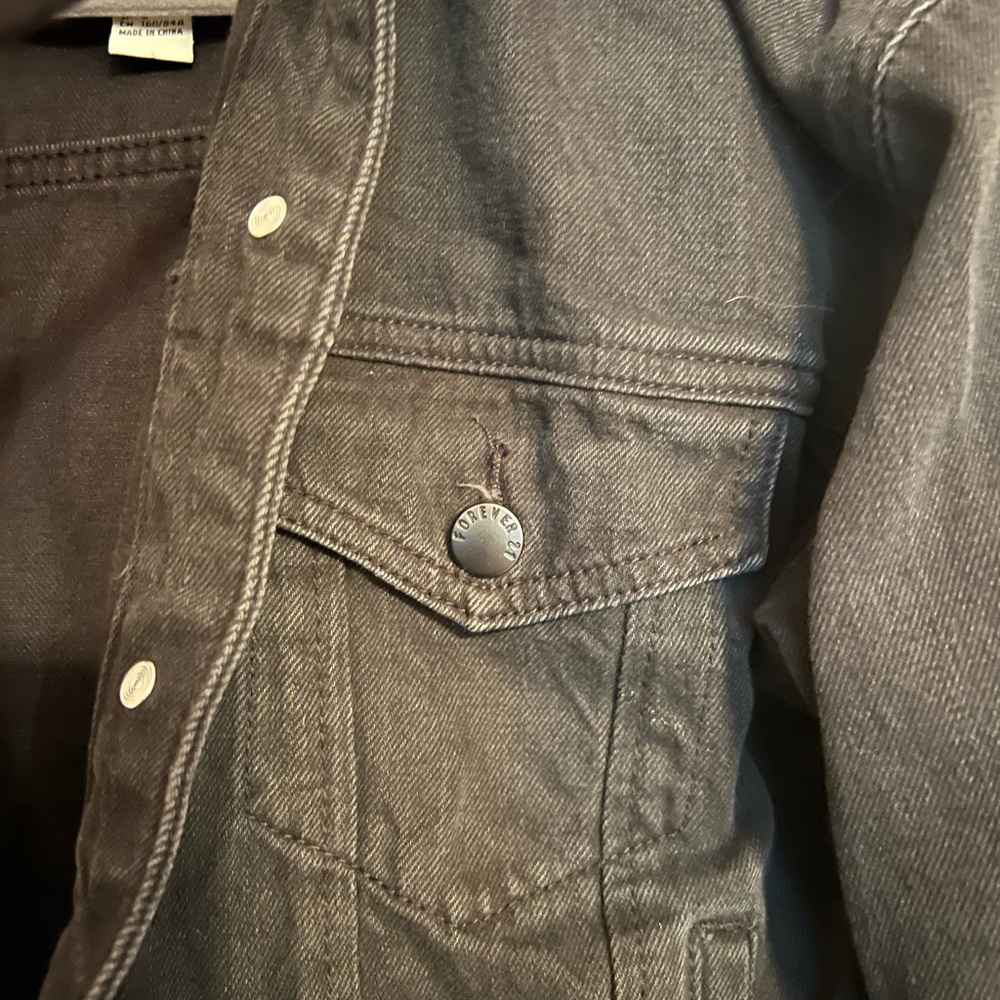 Cropped Denim Jacket - Picture 3 of 9